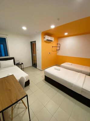 Escritorio, wifi gratis y ropa de cama 