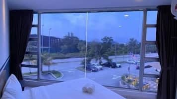Doppia Standard, 1 letto queen, non fumatori, bagno privato | Una scrivania, Wi-Fi gratuito, lenzuola