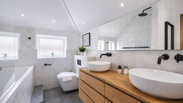 Douche, sĂšche-cheveux, serviettes fournies, savon