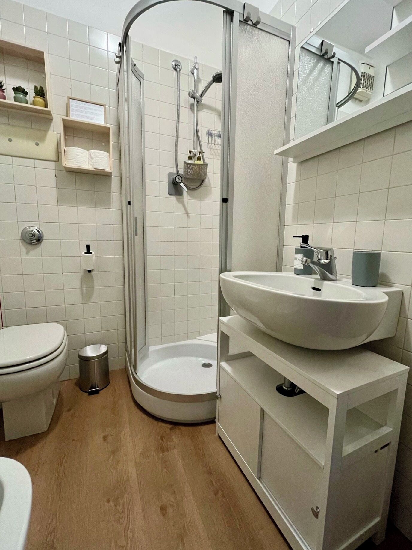 Asciugacapelli, asciugamani, sapone, carta igienica