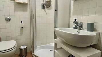 Asciugacapelli, asciugamani, sapone, carta igienica