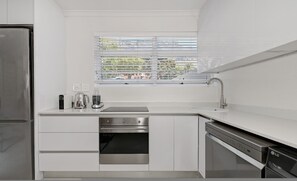 Fridge, microwave, oven, stovetop - Spacious | One Bed | Table Mountain Views (Cape Town)