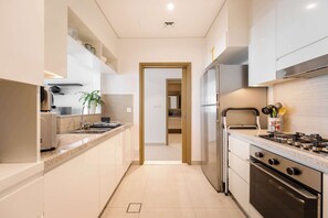 Frigorifero, microonde, forno, piano cottura