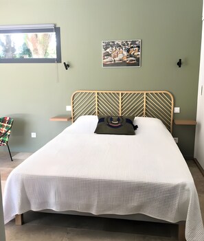 Iron/ironing board, WiFi, bed sheets - Gîte "La Cigale Bleue" with Private Pool, Wi-Fi, and Air Conditioning (Saint-Rémy-de-Provence)