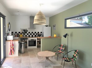 Fridge, microwave, oven, stovetop - Gîte "La Cigale Bleue" with Private Pool, Wi-Fi, and Air Conditioning (Saint-Rémy-de-Provence)