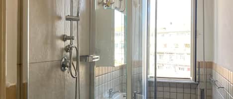 Douche, sèche-cheveux, bidet, serviettes fournies
