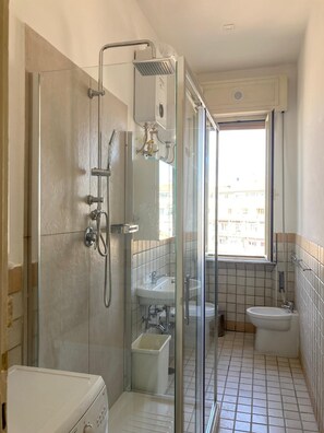 Shower, hair dryer, bidet, towels - Apartment with panoramic view - Holiday Home Giulia (Roma)