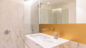 Apartamento família | Banheiro | Chuveiro, secador de cabelo, toalhas de banho, sabonete