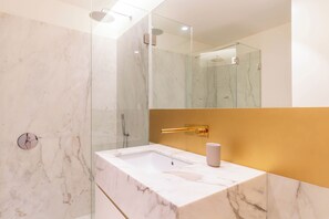 Bathroom - Entreparedes House (Porto)