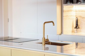 Deluxe Apartment | Private kitchen | Fridge, microwave, oven, stovetop - Entre Paredes House (Porto)