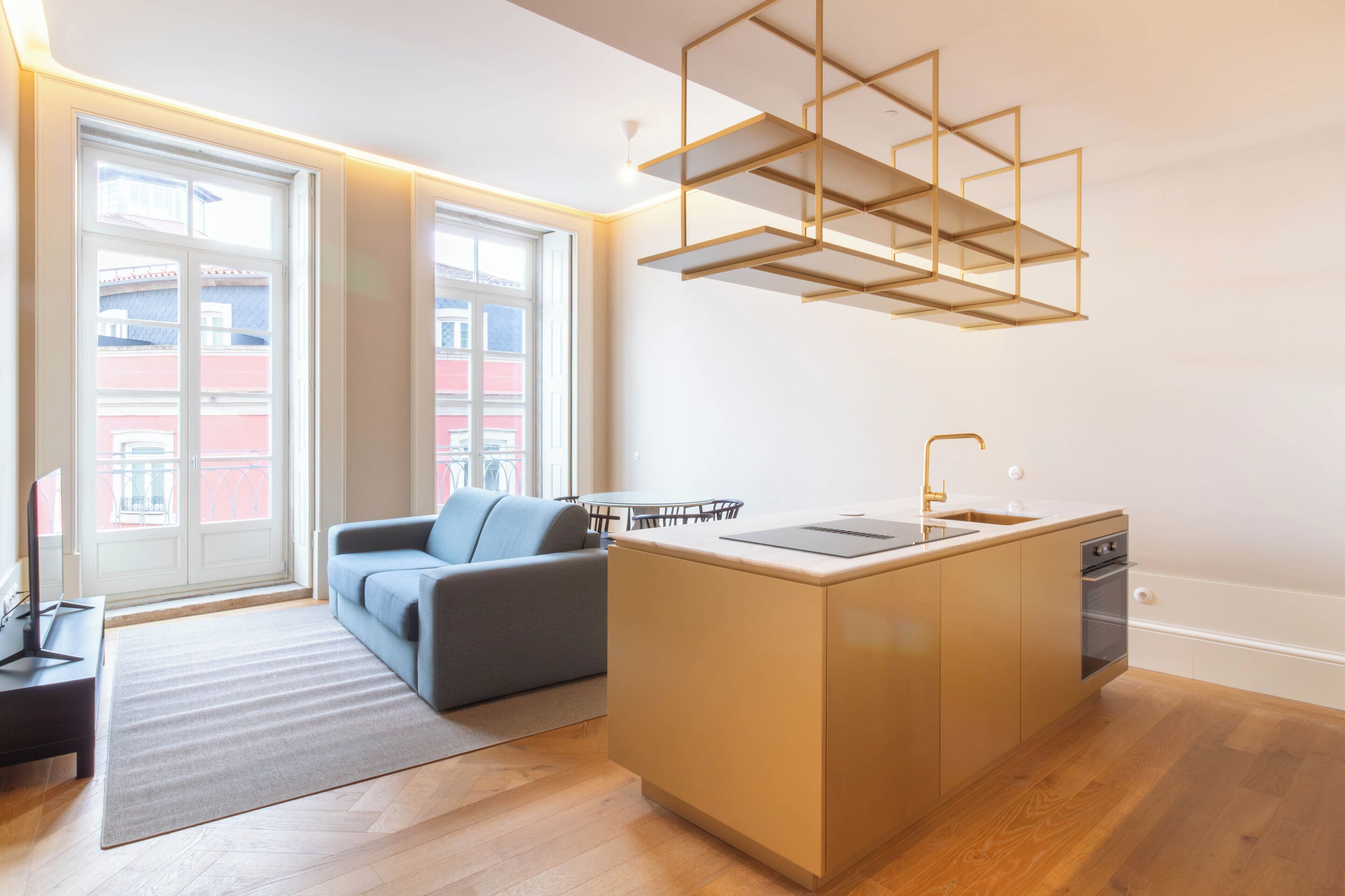 Een modern appartement met een keukeneiland, een bank en een eethoek.