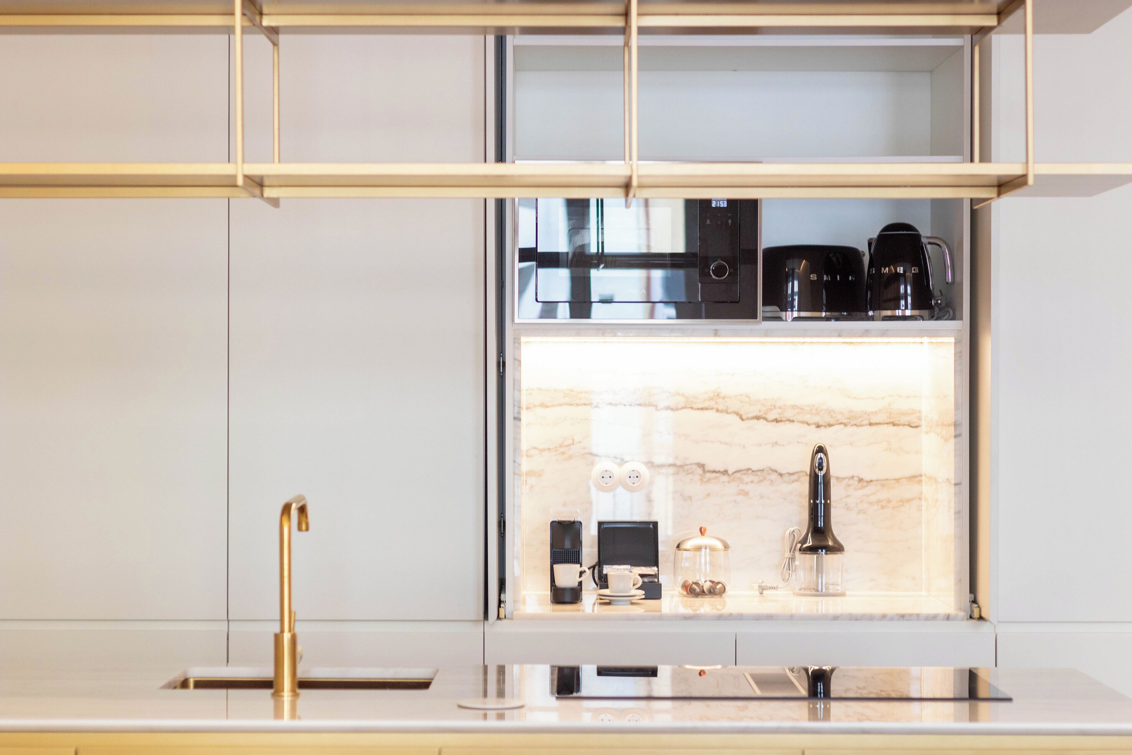 Apartamento luxo | Cozinha privada | Geladeira, micro-ondas, fogão, cooktop