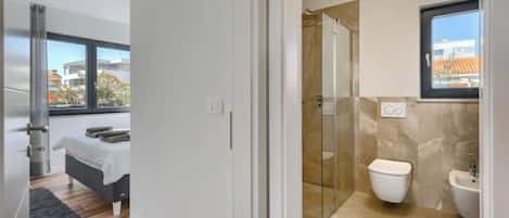 Dusche, Haartrockner, Bidet, Handtücher