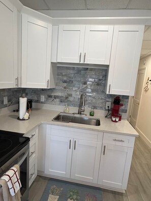 Fridge, microwave, oven, stovetop - Across the street from Indian Shores Beach Condo (Indian Shores)