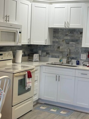 Fridge, microwave, oven, stovetop - The Cozy condo at Belleview Gulf (Indian Shores)