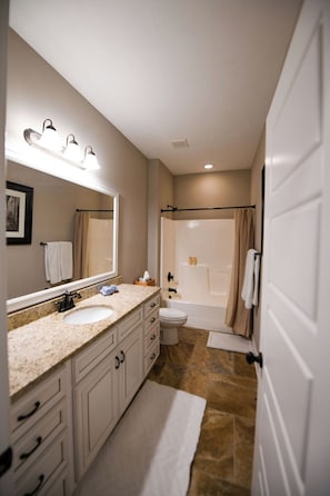 Jetted bath, hair dryer, towels, soap - 8 bedroom home in Evans with pool - 1.5 miles from ANWA , 13 miles to Masters! (Evans)