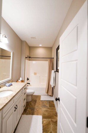 Jetted bath, hair dryer, towels, soap - 8 bedroom home in Evans with pool - 1.5 miles from ANWA , 13 miles to Masters! (Evans)