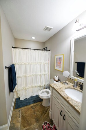 Jetted bath, hair dryer, towels, soap - 8 bedroom home in Evans with pool - 1.5 miles from ANWA , 13 miles to Masters! (Evans)