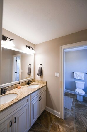 Jetted bath, hair dryer, towels, soap - 8 bedroom home in Evans with pool - 1.5 miles from ANWA , 13 miles to Masters! (Evans)