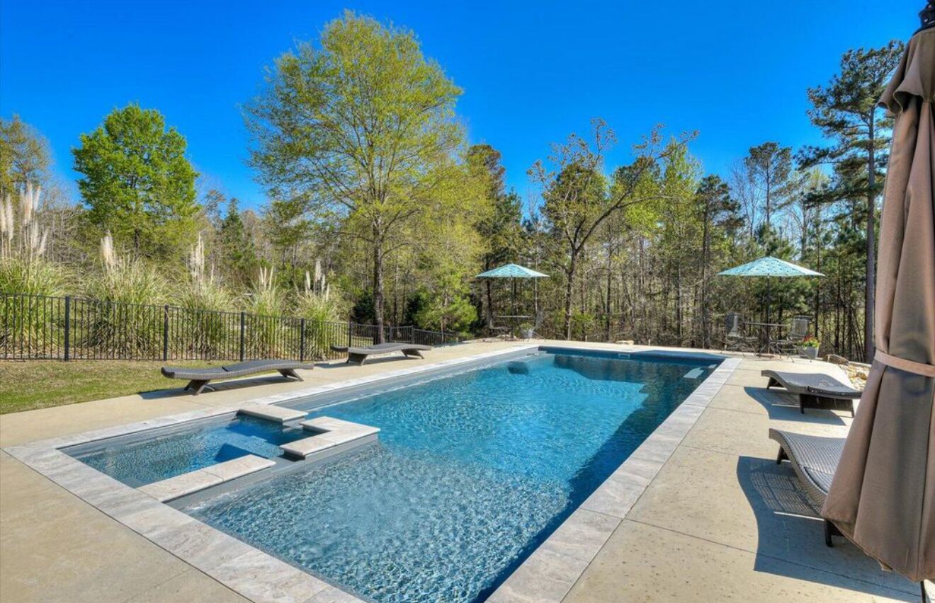 Una piscina al aire libre