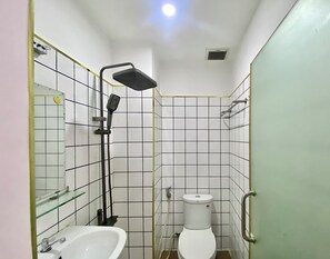 Habitación doble superior | Baño | Artículos de higiene personal gratuitos, jabón, champú y papel higiénico