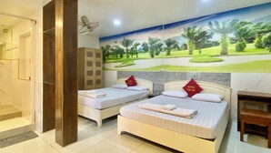 Une chambre d’hôtel avec deux lits, un espace douche et une fresque représentant un parcours de golf.