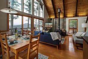 Una Smart TV, una chimenea, libros