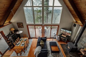TV connectée, cheminée, livres