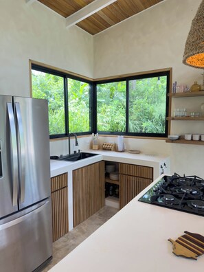 Private kitchen - Jungle 2-bedroom villa with private pool, Starlink, 5 minutes from the water (Cabuya)
