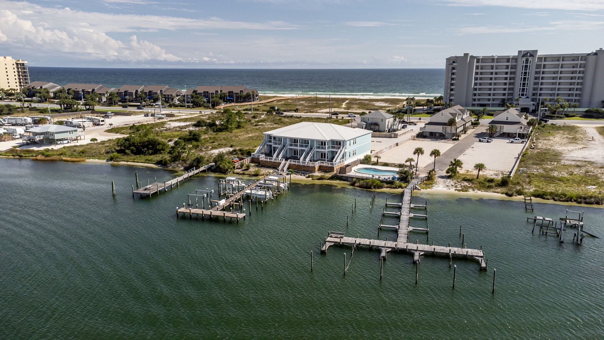 Un hôtel situé sur la côte, doté d’une grande piscine, de plusieurs quais et d’une plage.