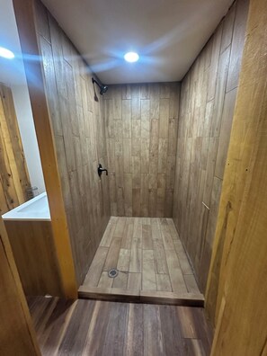 Shower, hair dryer, towels, soap - Charming 1 bedroom cabin in Blairsville perfect for a getaway (Blairsville)