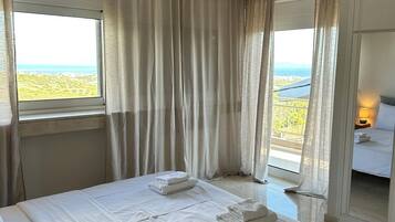 Tabla de planchar con plancha, acceso a internet y ropa de cama