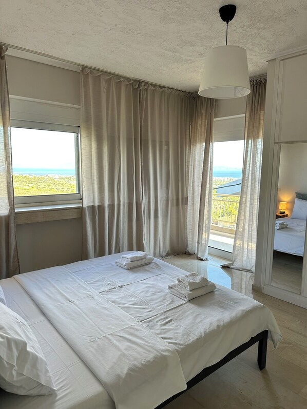 Tabla de planchar con plancha, acceso a internet y ropa de cama