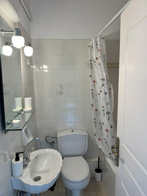 Hair dryer, towels, soap, toilet paper - Aegean Hill Skyview (Rafina)