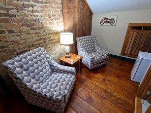 Deluxe Suite | Living area - The Sidecar Inn Bed & Breakfast (Sevierville)