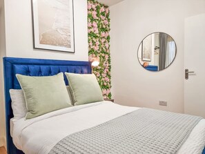 Iron/ironing board, travel cot, WiFi, bed sheets - Modern two-bedroom flat with garden, fast WiFi and easy London links (Greater London)