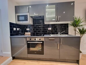 Fridge, microwave, oven, stovetop - Modern two-bedroom flat with garden, fast WiFi and easy London links (Greater London)