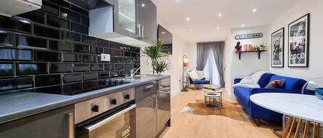 Jääkaappi, mikroaaltouuni, uuni, liesi