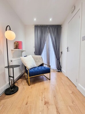 TV - Modern two-bedroom flat with garden, fast WiFi and easy London links (Greater London)