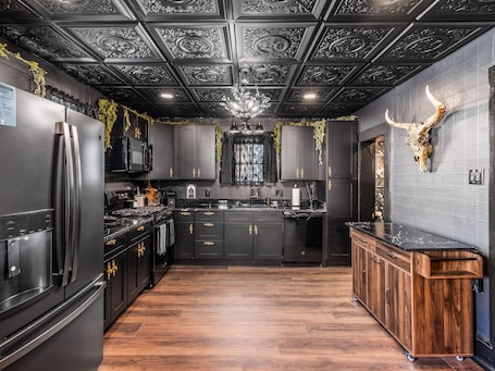 Refrigerador, microondas, horno y parrilla de estufa . Live Deliciously: A 4BR Morticia-Inspired Gothic Escape in the heart of downtown