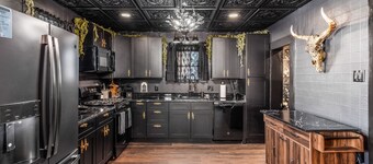 Live Deliciously: A 4BR Morticia-Inspired Gothic Escape in the heart of downtown