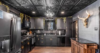 Live Deliciously: A 4BR Morticia-Inspired Gothic Escape in the heart of downtown