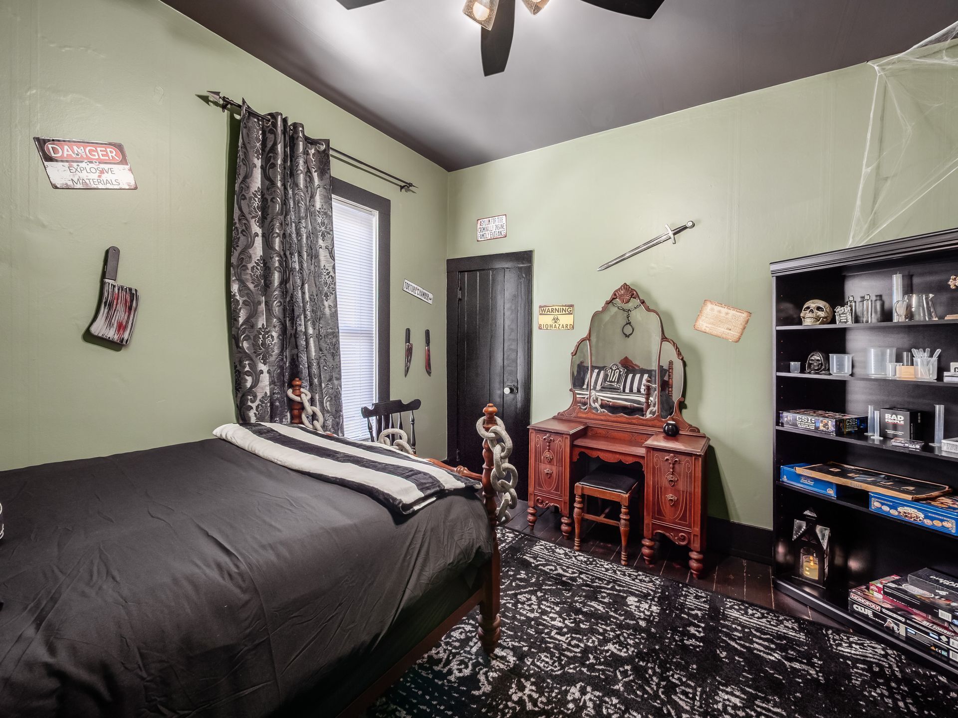 Un dormitorio con cama, cómoda, espejo y estantería.