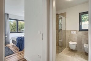 Shower, hair dryer, bidet, towels - Apartment Moonlight Belvedere Holidays – Modern Garden Escape (Novigrad)