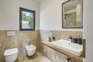 Douche, sèche-cheveux, bidet, serviettes fournies