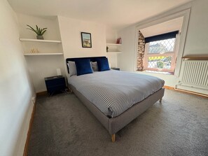 2 slaapkamers, een strijkplank/strijkijzer, wifi, beddengoed