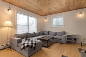 Smart TV, offices - Ski Season Favorite | Fireplace • EV Charger • Minutes to Killington (Killington)