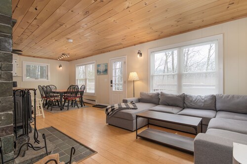 Vermont Mountain Escape – Spacious Duplex with Privacy & Amenities