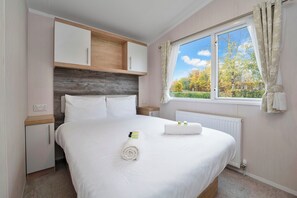 3 bedrooms, iron/ironing board, free WiFi, bed sheets - Luxury Lodge - Seton Sands - Sleeps 8 - Wheelchair (Prestonpans)