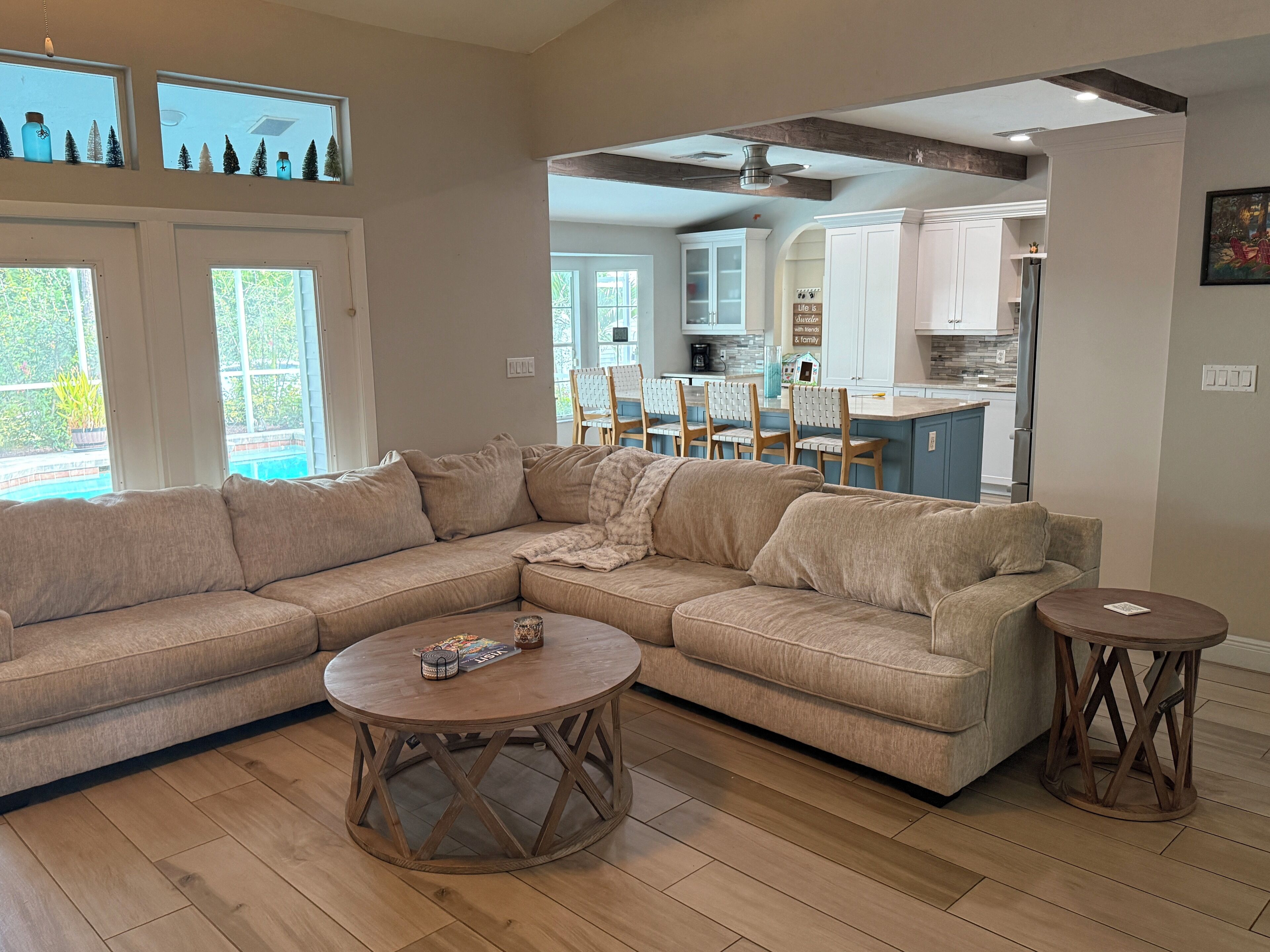 Televisión y chimenea 